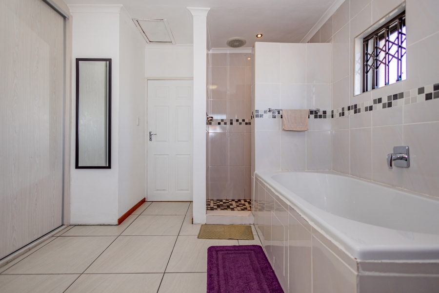 6 Bedroom Property for Sale in Sanddrift Western Cape